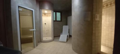 baño con urinario y aseo en Stelviostay Residence Stelvio en Valdisotto