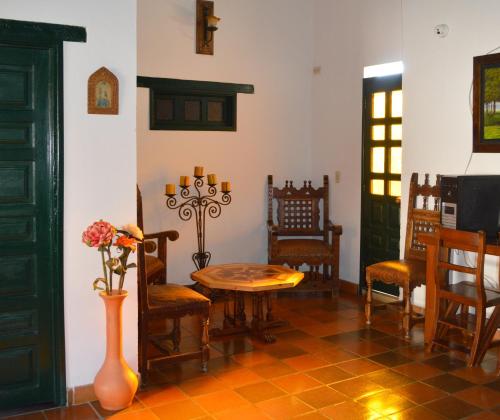 a living room with a table and chairs at Hotel Antonio Nariño in Villa de Leyva