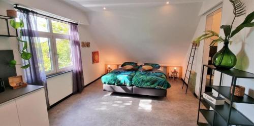 a bedroom with a bed and a large window at Westkapelle comfortabele Strandkamer aan de Kreek in Westkapelle