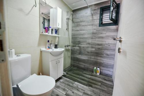 een badkamer met een toilet en een glazen douche bij Sojenica Tamara in Ulcinj