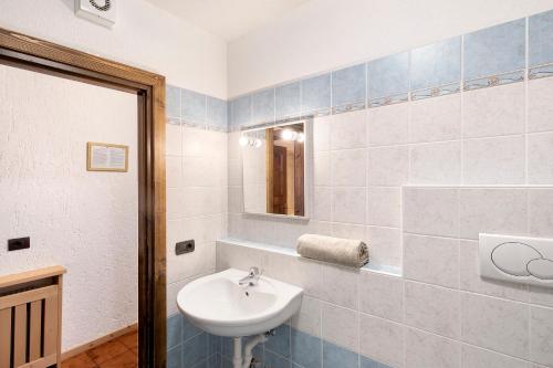 a bathroom with a sink and a mirror at Residence Attila Giardino in Livigno