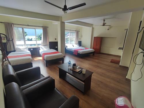 een grote woonkamer met banken en een tafel bij Hotel My Dream in Pokhara