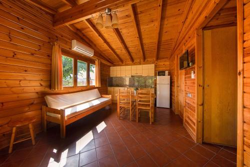 Cabaña de madera con cocina y cama. en Camping Els Ports, en Arnes