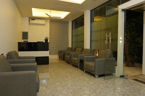 a waiting room with a row of chairs and a tv at MOONSHELL RESIDENCE in Baa Atoll