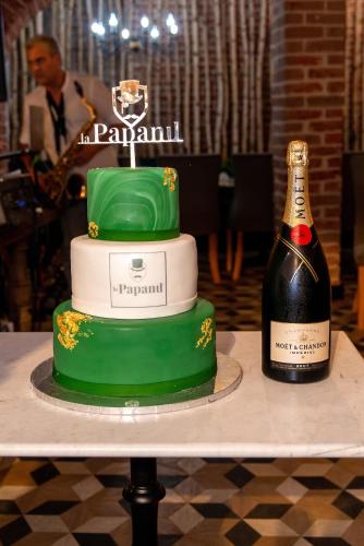 a green and white cake next to a bottle of champagne at Hotel Splendid 1900 in Craiova