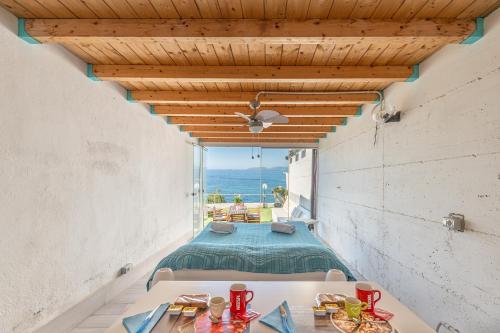 een kamer met een tafel en uitzicht op de oceaan bij Villa Celeste in Cagliari
