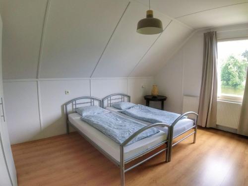 ein Schlafzimmer mit einem Bett in einem Zimmer mit einem Fenster in der Unterkunft Holiday Home Lužnice by Interhome in Koloděje nad Lužnicí