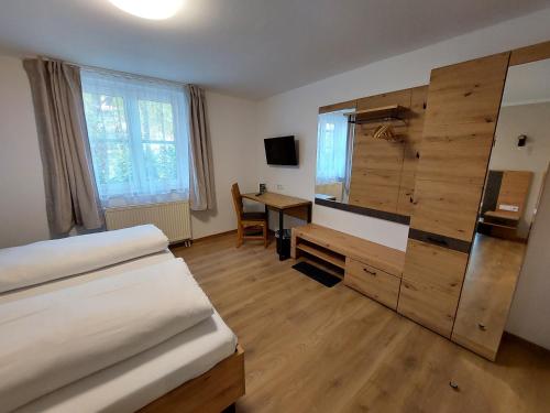 Кровать или кровати в номере Landgasthof Mörsbergei