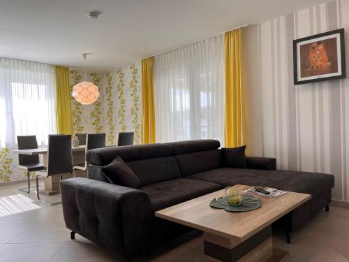 Apartment Fuchs - DON161 by Interhome في دونرسكرشن: غرفة معيشة مع أريكة وطاولة