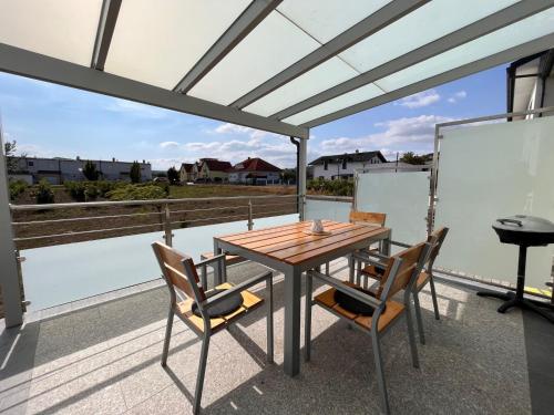 einen Tisch und Stühle auf dem Balkon eines Hauses in der Unterkunft Apartment Fuchs - DON160 by Interhome in Donnerskirchen