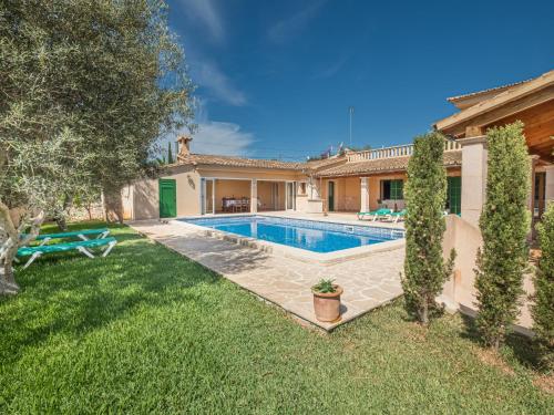 een achtertuin met een zwembad en een huis bij Holiday Home Peña Rubia - MUR146 by Interhome in Cala Murada