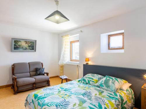 une chambre avec un lit et une chaise dans l'établissement Holiday Home Maner Penfrat by Interhome, à Kerlouan