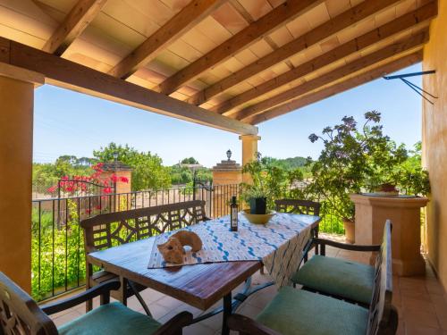 d'une terrasse avec une table et des chaises. dans l'établissement Holiday Home Es Coscolls - PIC300 by Interhome, à Santa Margalida