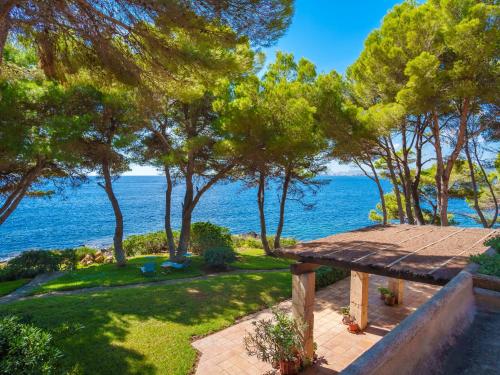 un tavolo da picnic con vista sull'oceano di Villa Finca L'Embat - DLP100 by Interhome a Son Servera