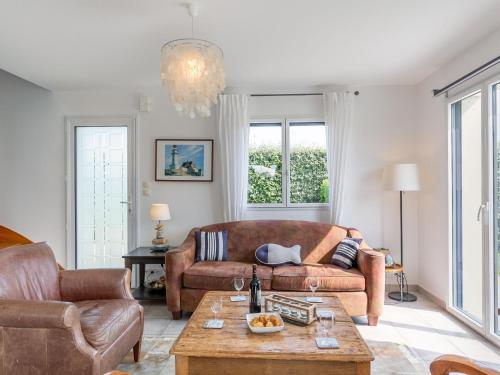 una sala de estar con un sofá y una mesa en Holiday Home Ker Simor Ty Mer by Interhome, en Kerlouan