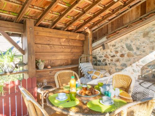 - une table et des chaises sur la terrasse couverte d'une cabine dans l'établissement Holiday Home Marguerite by Interhome, à Chiddes