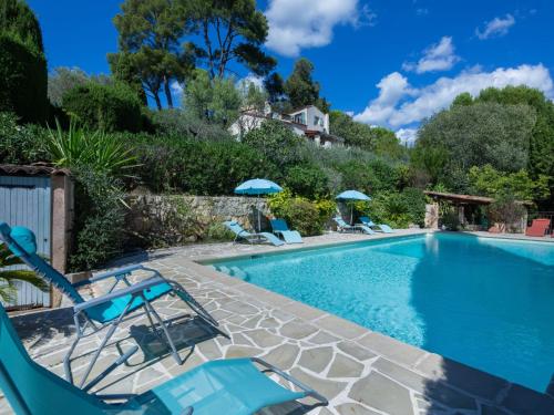 una piscina con sedie blu e una casa di Villa La Garance by Interhome a Grasse