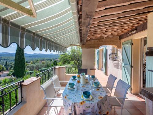 un patio con tavolo e sedie su un balcone di Villa La Garance by Interhome a Grasse