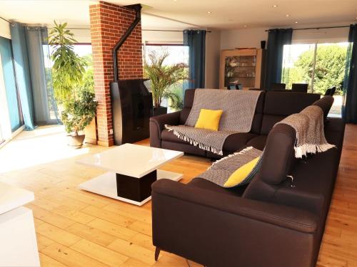 un salon avec un canapé et une table dans l'établissement Holiday Home Ty Annik by Interhome, à Trégunc