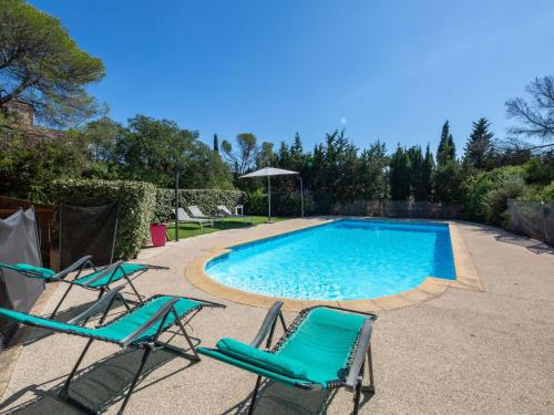 - deux chaises et une piscine dans l'établissement Holiday Home Alsabreizh by Interhome, à Saint-Raphaël
