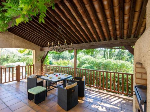 un patio avec une table et des chaises sur une terrasse dans l'établissement Holiday Home Alsabreizh by Interhome, à Saint-Raphaël
