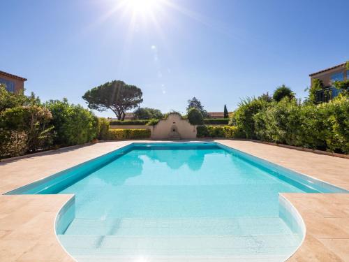une piscine au milieu d'une cour dans l'établissement Holiday Home Les Olivades by Interhome, au Plan-de-la-Tour