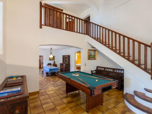 - un salon avec un billard et un escalier dans l'établissement Holiday Home Alsabreizh by Interhome, à Saint-Raphaël