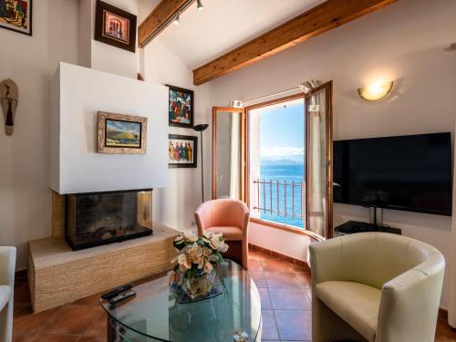 un salon avec une cheminée et une télévision dans l'établissement Holiday Home Maison Balbi by Interhome, à Canari