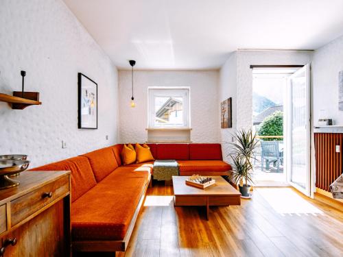 uma sala de estar com um sofá e uma mesa em Apartment Cisles by Interhome em Selva di Val Gardena