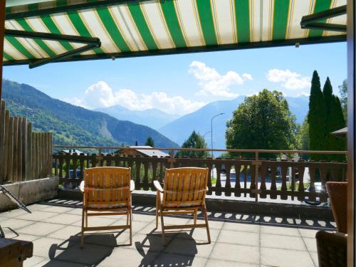2 Stühle auf einer Terrasse mit Bergblick in der Unterkunft Apartment Gemmi by Interhome in Albinen