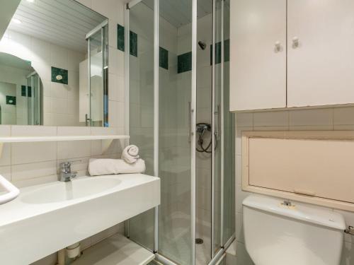 une salle de bain avec toilettes, lavabo et douche dans l'établissement Apartment Chalet Club - Val Claret-1 by Interhome, à Tignes