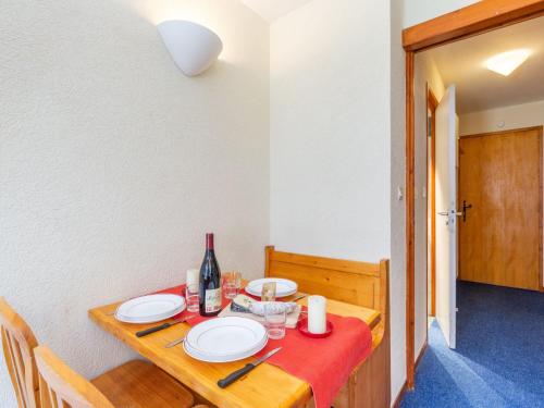 une table en bois avec des plaques au-dessus dans l'établissement Apartment Chalet Club - Val Claret-1 by Interhome, à Tignes