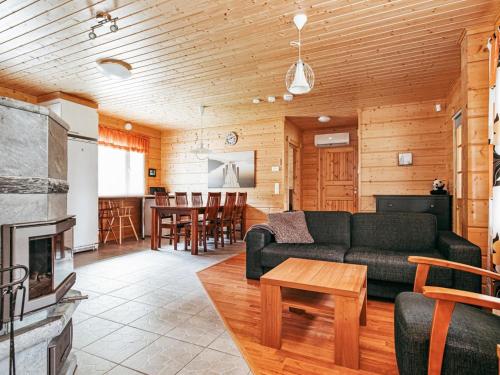 ein Wohnzimmer mit Sofa und Tisch in der Unterkunft Holiday Home Aapeli iso by Interhome in Inhantehtaat