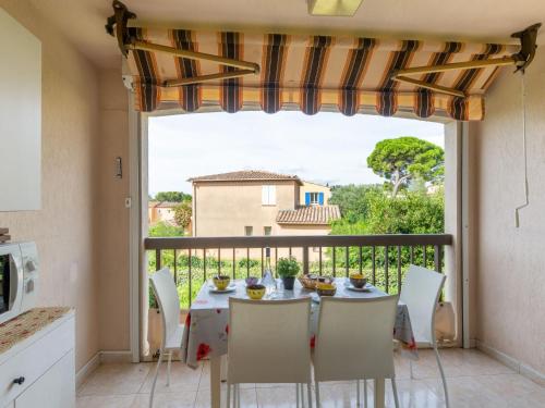 une cuisine et une salle à manger avec une table et des chaises dans l'établissement Apartment Les Jardins d'Ys-8 by Interhome, aux Issambres