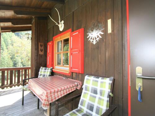 una veranda con tavolo, sedie e finestra di Chalet Chalet Antritt by Interhome a Schmirn