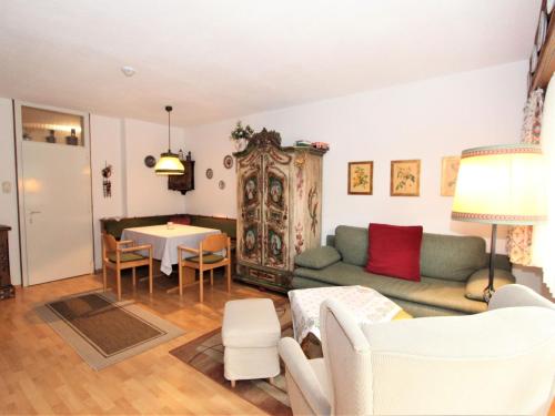 ein Wohnzimmer mit einem Sofa und einem Tisch in der Unterkunft Apartment Am Birkenhain-29 by Interhome in Seefeld in Tirol