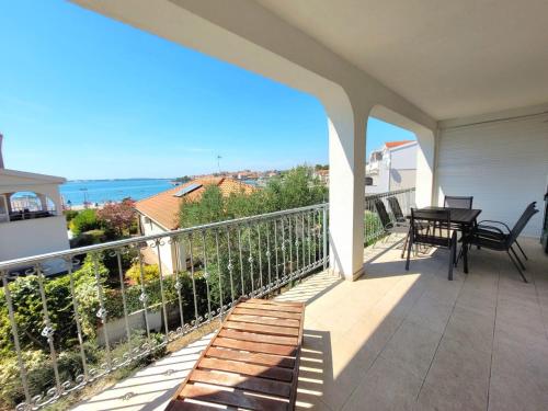 Un balcón con mesa y sillas y vista al mar. en Apartment Katarina 5 by Interhome, en Brodarica