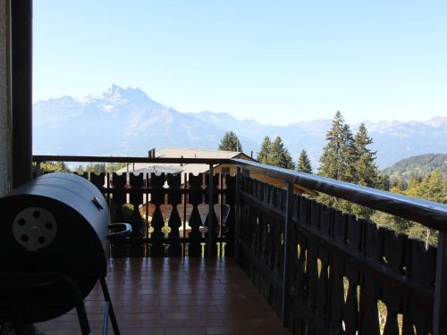 einen Balkon mit Bergblick in der Unterkunft Apartment Le Bouquetin 1 by Interhome in Villars-sur-Ollon