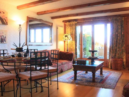 ein Wohnzimmer mit einem Tisch und einem Sofa in der Unterkunft Apartment Le Bouquetin 1 by Interhome in Villars-sur-Ollon