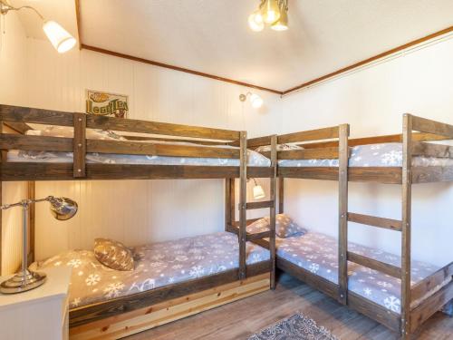 Ce lit se trouve dans un dortoir doté de 2 lits superposés et d'une lampe. dans l'établissement Apartment Le Pramecou - Val Claret-11 by Interhome, à Tignes