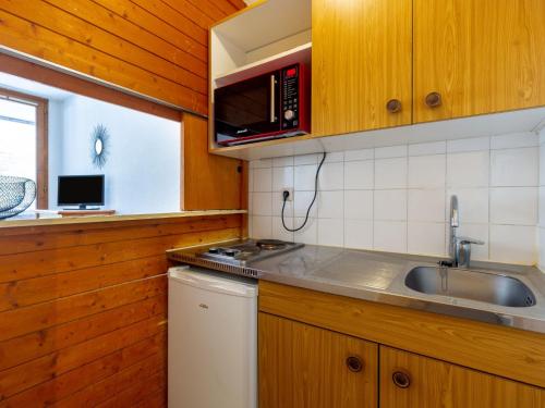 cocina con fregadero y microondas en Apartment Rond Point des Pistes-2 by Interhome en Tignes