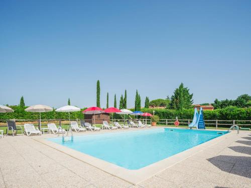 una piscina con sillas y sombrillas en Apartment Ponziani-2 by Interhome, en Orentano