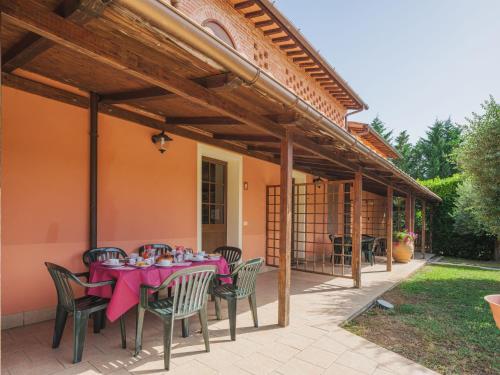 zona de comedor al aire libre con mesa y sillas en Apartment Ponziani-2 by Interhome, en Orentano