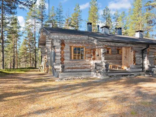 ein altes Blockhaus im Wald in der Unterkunft Holiday Home Villihanhi 7b by Interhome in Nissi