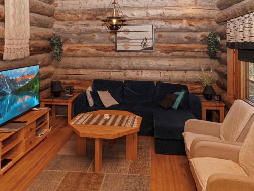 ein Wohnzimmer mit Sofa und Fernseher in der Unterkunft Holiday Home Villihanhi 7b by Interhome in Nissi