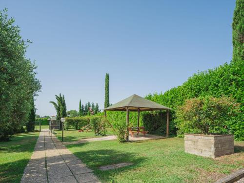 Κήπος έξω από το Apartment Ponziani-2 by Interhome