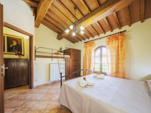 Ένα ή περισσότερα κρεβάτια σε δωμάτιο στο Apartment Ponziani-2 by Interhome