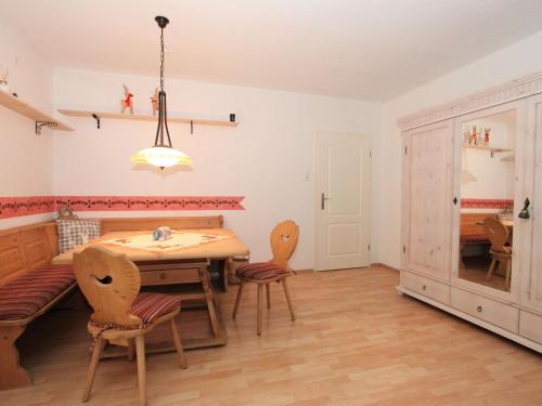 ein Esszimmer mit einem Holztisch und Stühlen in der Unterkunft Apartment Am Birkenhain-2 by Interhome in Seefeld in Tirol