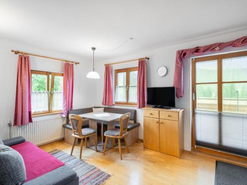 Televízia a/alebo spoločenská miestnosť v ubytovaní Apartment Kitzsteinhorn by Interhome