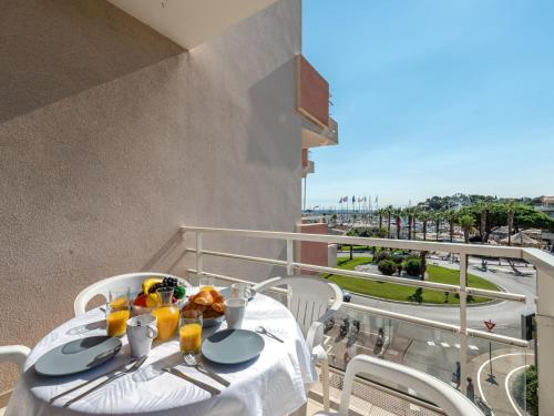 einen Tisch auf einem Balkon mit Meerblick in der Unterkunft Apartment Les Hesperides-1 by Interhome in Cavalaire-sur-Mer